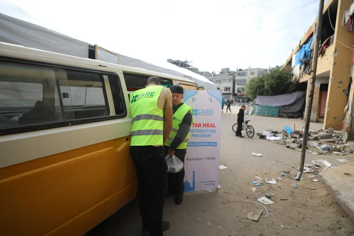 CBB volunteers loading iftar meals into a van for delivery in a war-damaged Gaza street